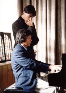 Prof. Lee Kum-Sing podczas zajęć z Wojciechem Waleczkiem w sierpniu 1998 r