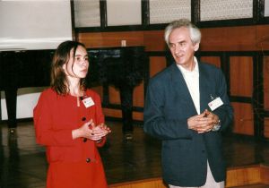 Mariola Palsewicz - tłumaczka i Juliusz Adamowski - kierownik kursu. V Międzynarodowy Mistrzowski Kurs Pianistyczny (18-29 sierpnia 1998 r).